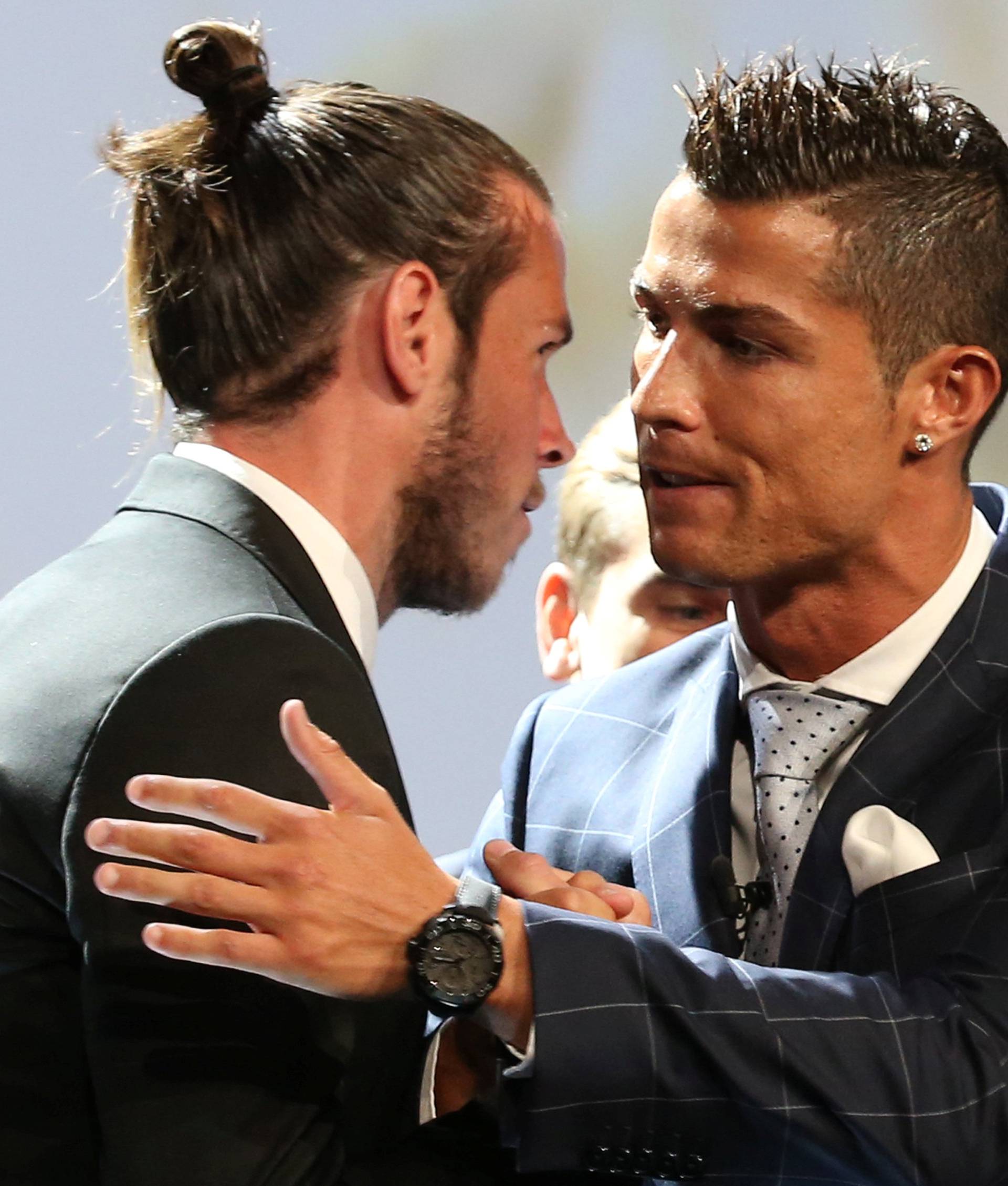 Real Madrid's Ronaldo speaks with Bale after he received The Best Player UEFA 2015/16 Award during the draw ceremony for the 2016/2017 Champions League Cup soccer competition at Monaco's Grimaldi in Monaco