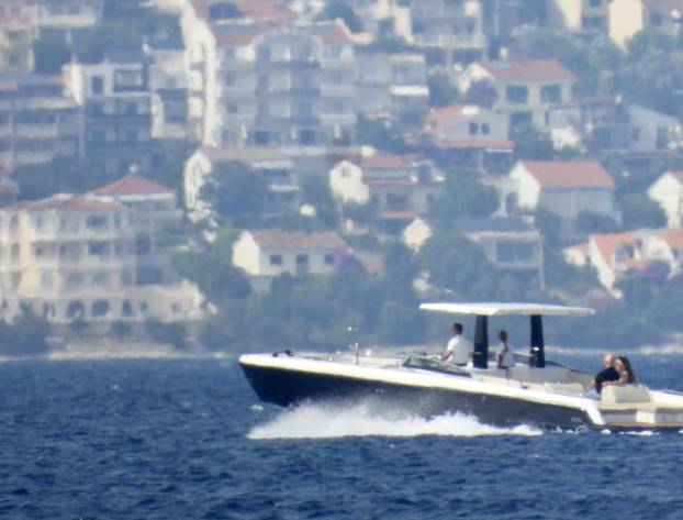 Split: Jeff Bezos i Lauren Sanchez sletjeli na svoju jahtu Abeona i odvezli se dalje gliserom