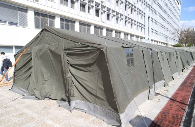 Split: Ispred bolnice Križine postavljeni šatori za bolničko osoblje koje ce raditi s oboljeima