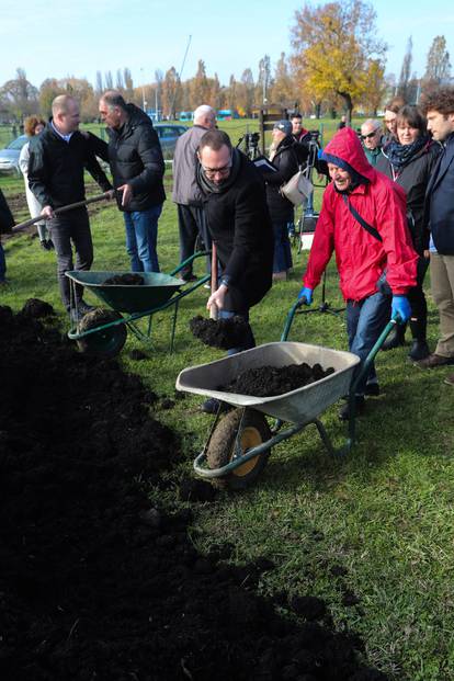 FOTO Tomašević u akciji: Uzeo lopatu i zasukao rukave pa građanima dijelio kompost