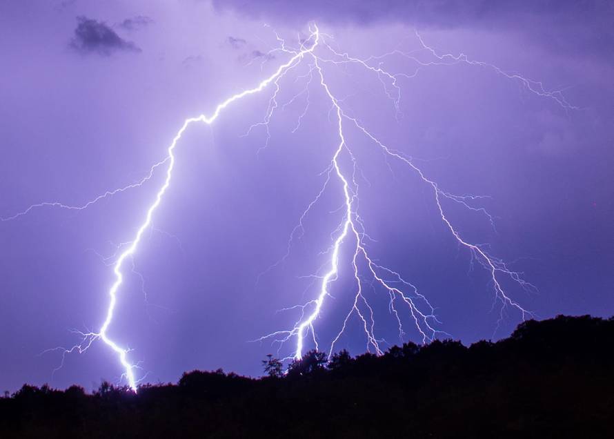 VIDEO Munje noćas  snimljene diljem Hrvatske: 'Užasno je puhalo. Blicalo je kao da je dan'
