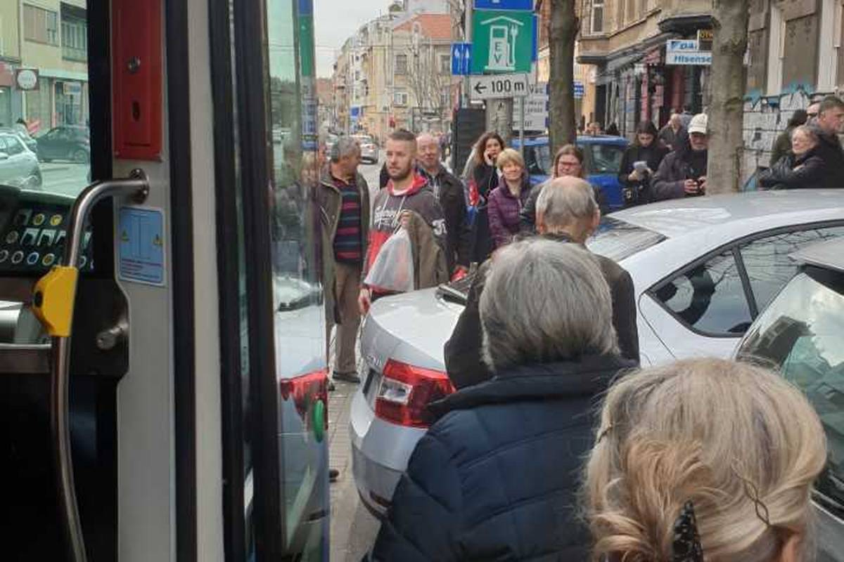 Auto blokirao tramvaje: Trojica ga maknuli, pozvali su i 'pauk'