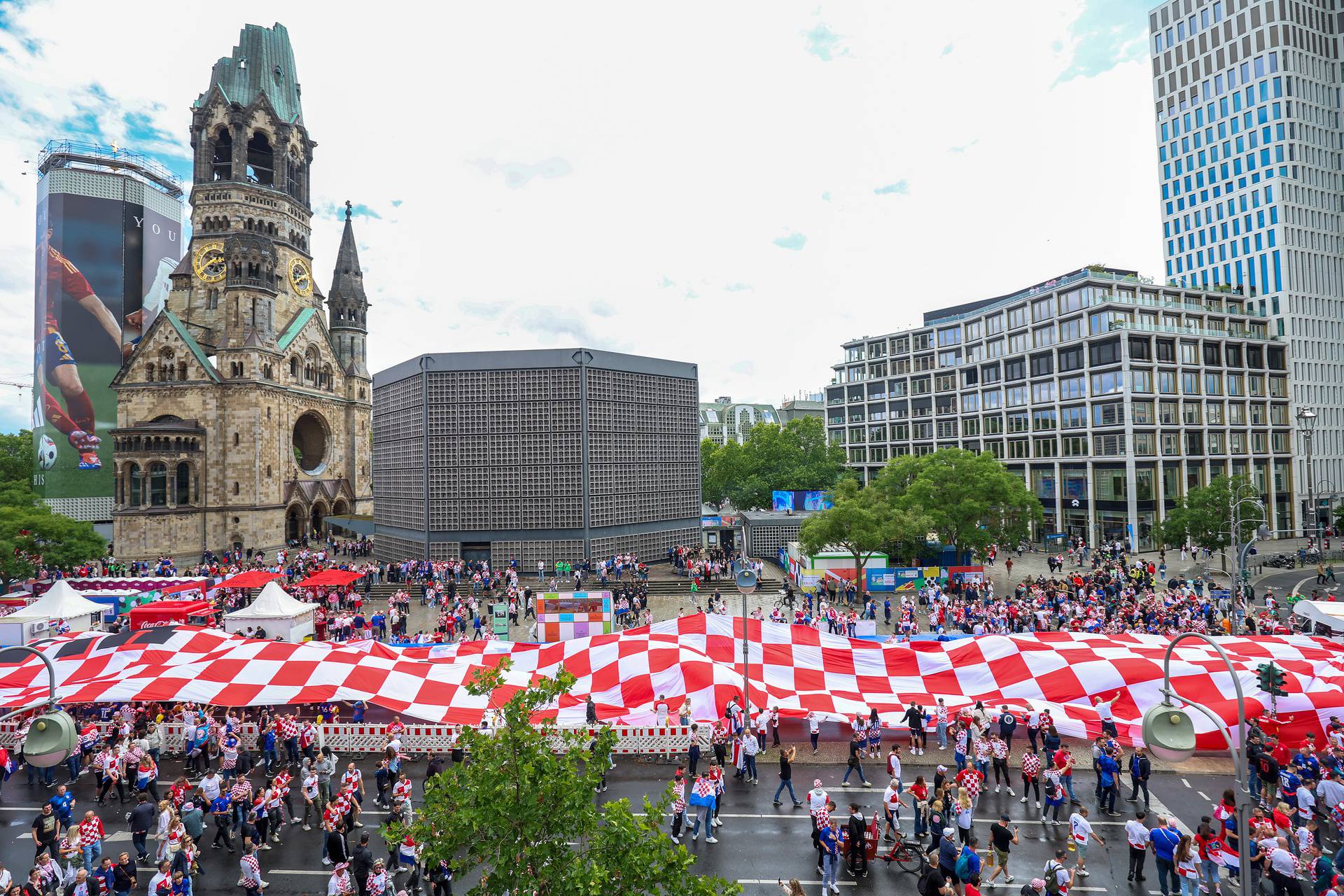 Berlin: Najveća hrvatska zastava prvi put razvijena u punom opsegu