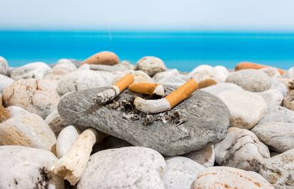 Ne bacajte opuške od cigareta po plaži - ponesite pepeljaru