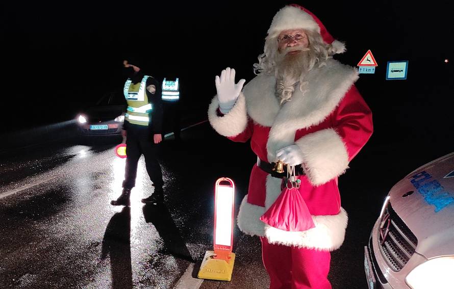 Ho, ho, ho... Dečki, možemo li ja i moje sanjke bez propusnice?