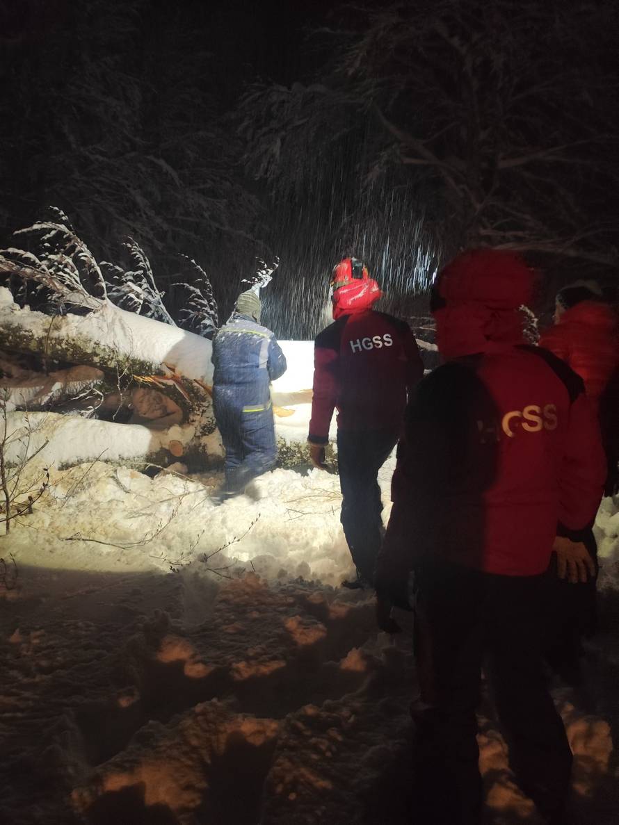 HGSS kod Plaškog spasio obitelj sa četvero djece: Zapeli su u snijegu te su ostali i bez goriva