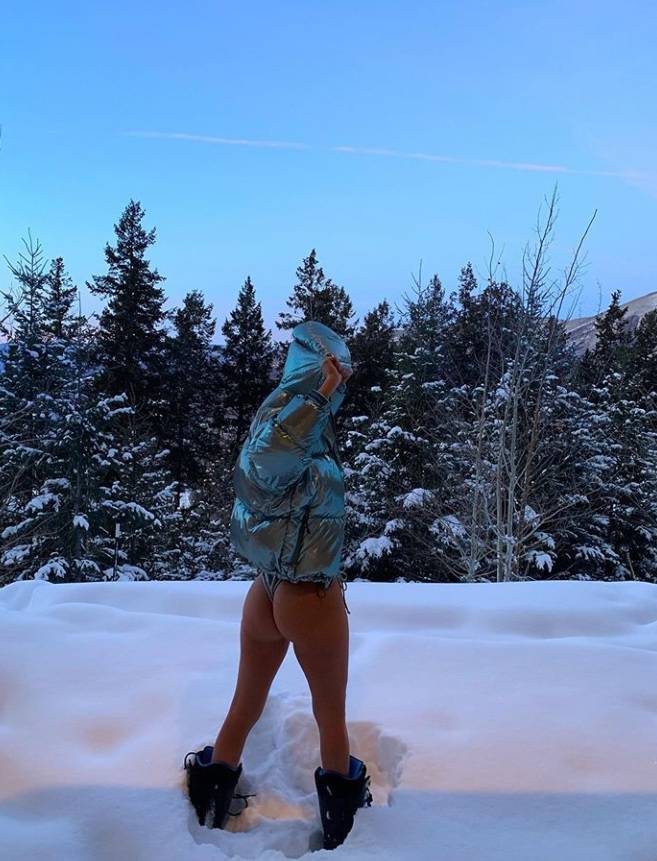 Golišava Kourtney na snijegu: Pokazala je guzu u tangicama