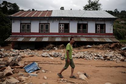 FOTO Katastrofa u Nepalu: Više od 200 mrtvih, poplave i bujice sve gore,  mnogi ostali zatrpani