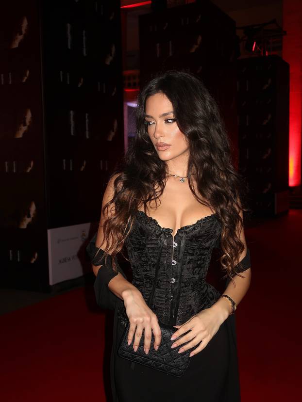 FOTO Pogledajte kako je fatalna Albanka proslavila pobjedu nad Srbijom. Neki su joj zamjerili