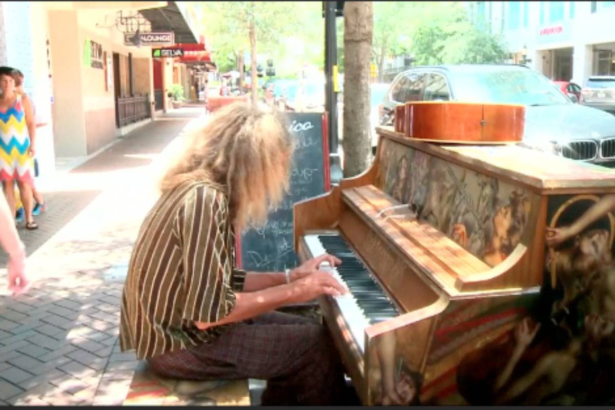 Beskućnik je na ulici zasvirao piano i oduševio milijune ljudi