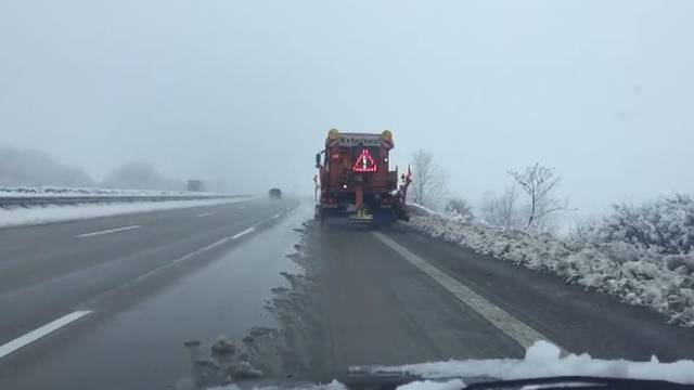 Zbog snijega u Njemačkoj na cestama duge kolone i nesreće