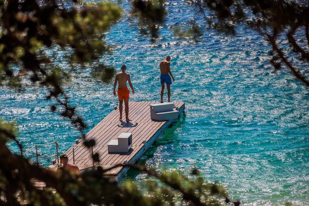 Olujna bura i jutro na plaži Zlatni rat
