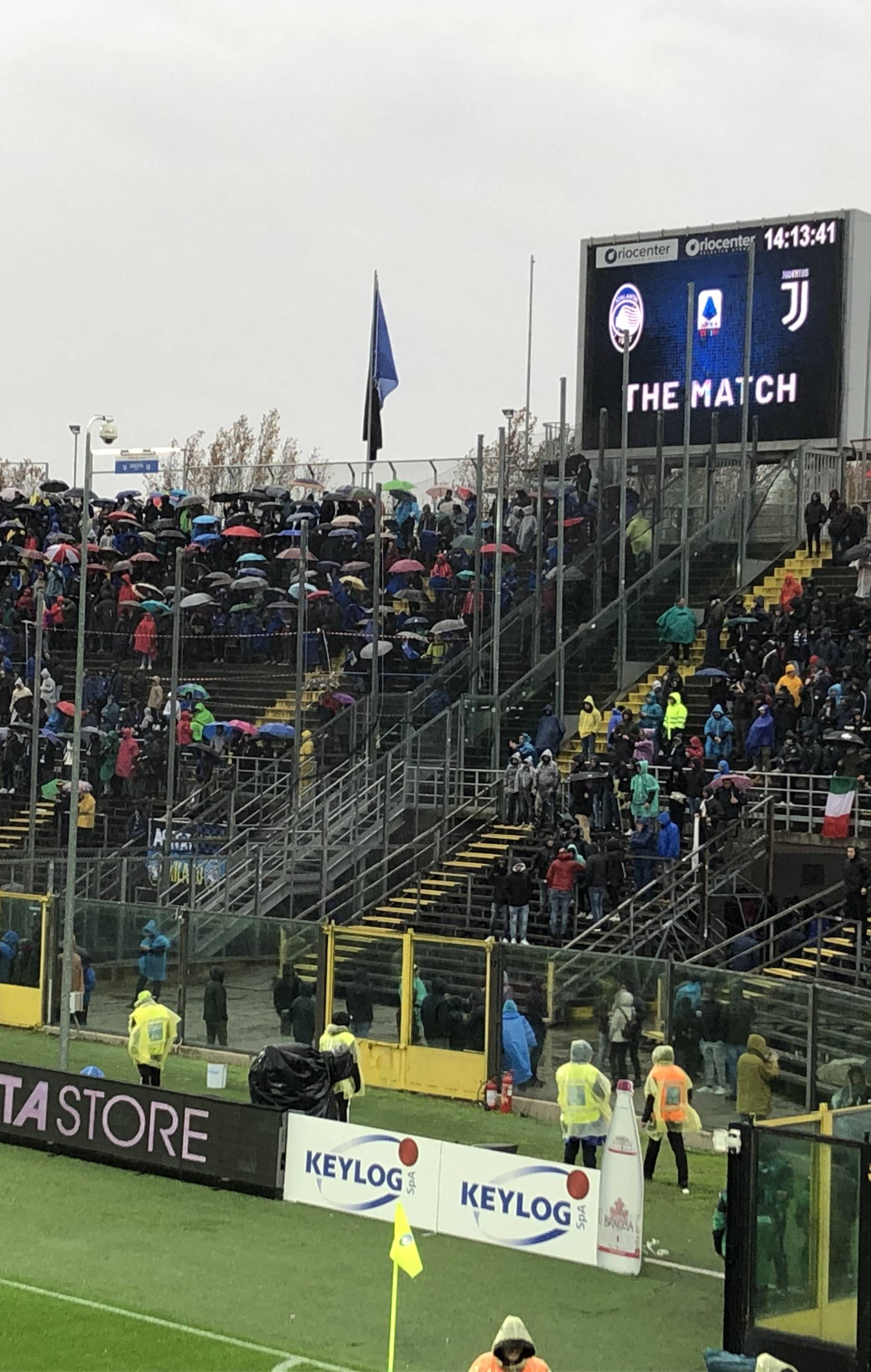 Kiša lije, a stadion 'gori': Bez dokumenata nema na utakmicu