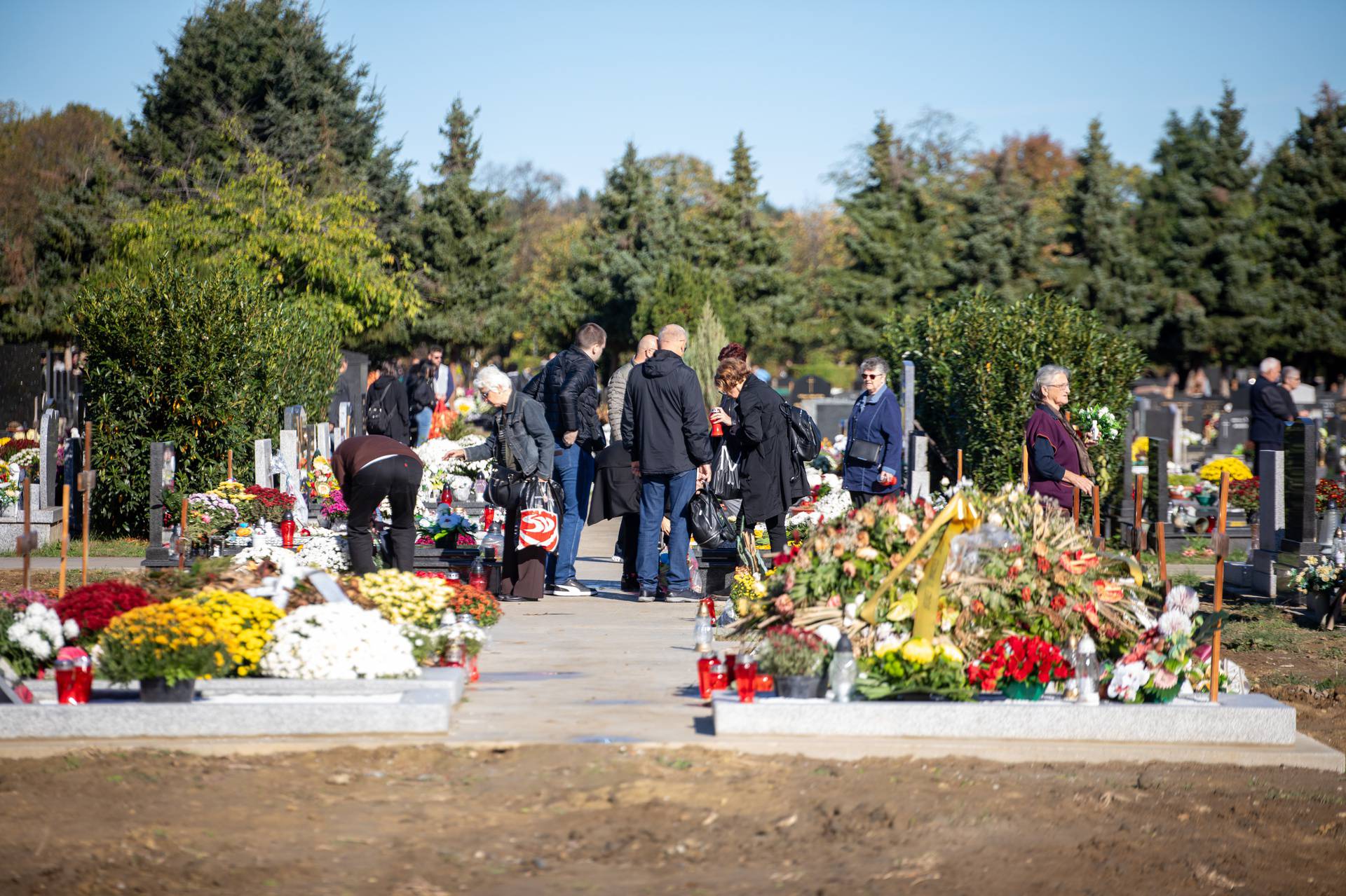Osijek: Gužve na grobljima povodom blagdana Svi sveti