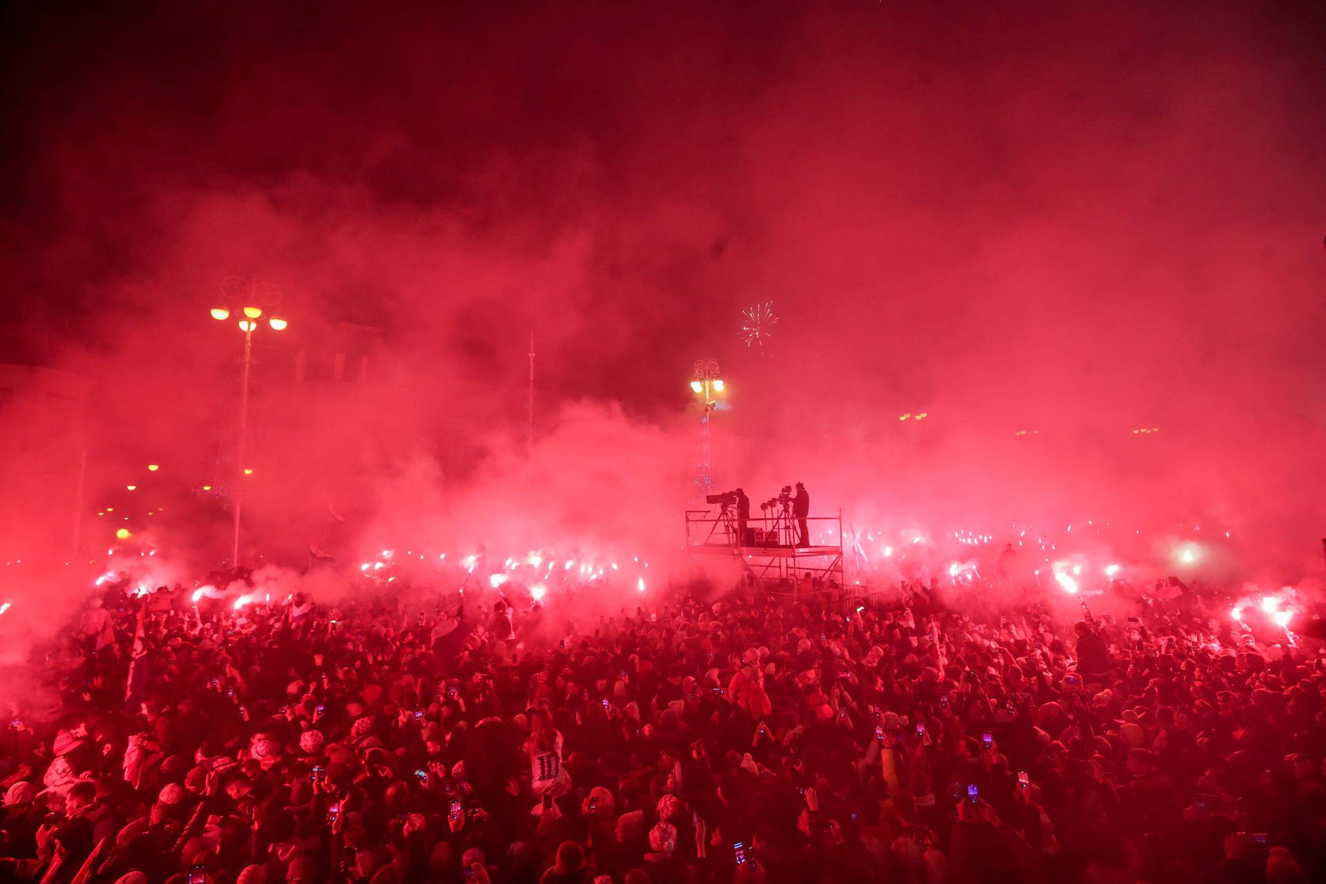 Prava ludnica vlada na Jelačićevom trgu, Vatreni krenuli prema Trgu