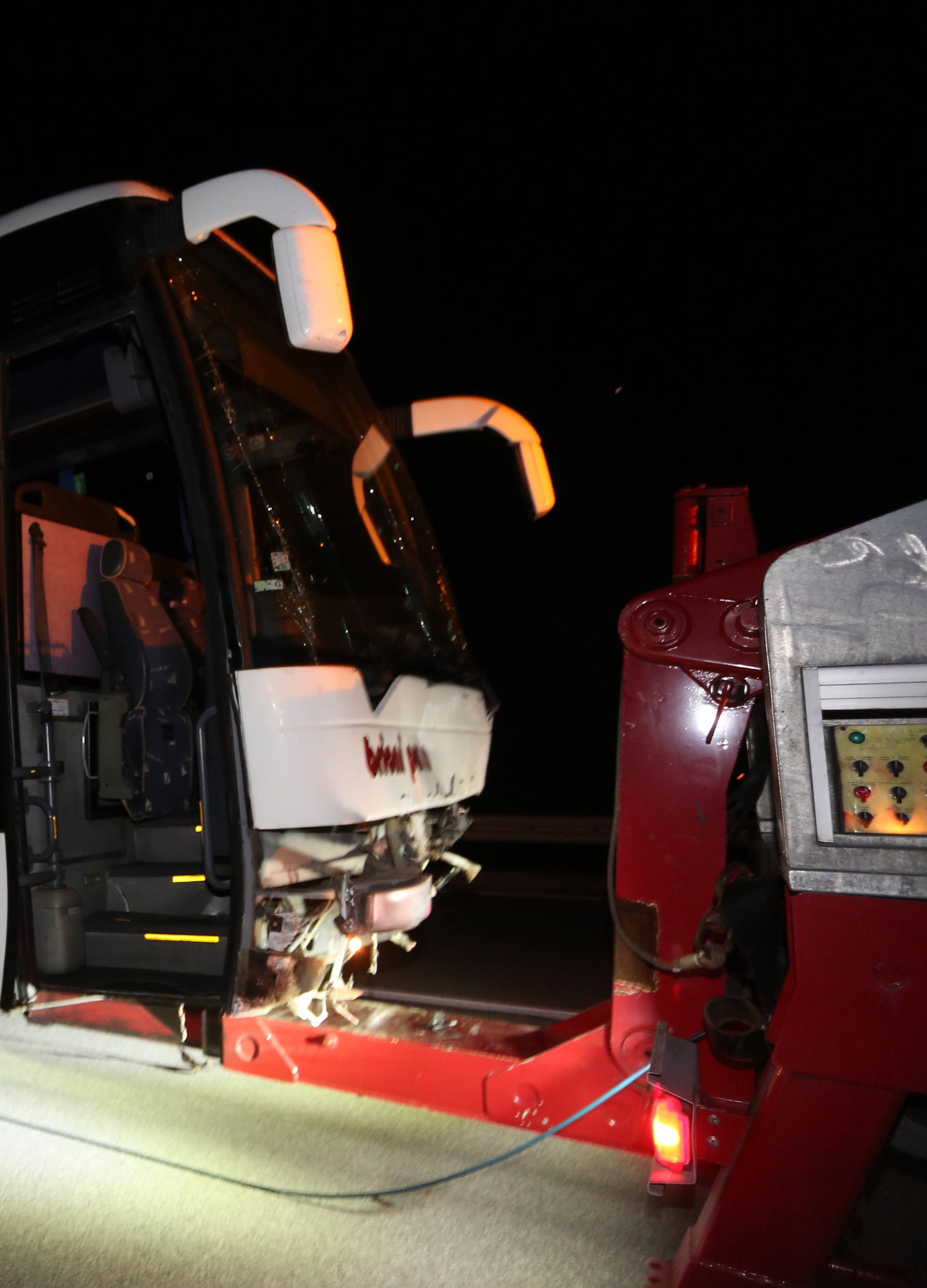 Automobil se sudario s busom: Dvoje ljudi poginulo u Istri