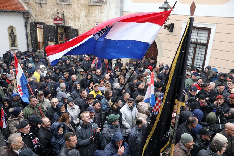 Prosvjednici došli do Kamenitih vrata, dalje ne mogu: 'Izdaja!'