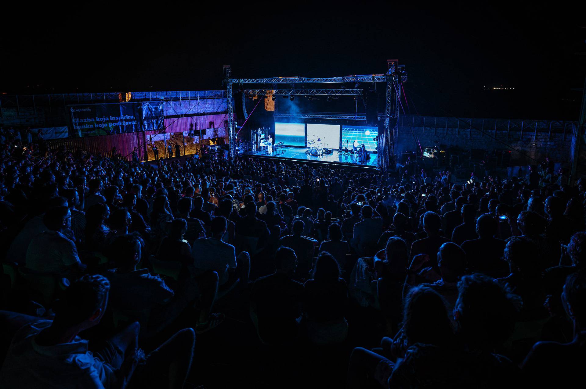 Magična atmosfera na Tvrđavi sv. Mihovila: Francuski duo je oduševio publiku hitovima