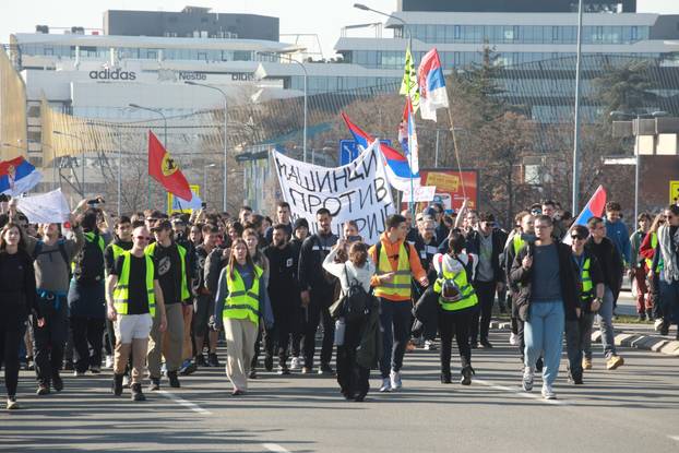 Studenti iz Beograda krenuli pješice za Novi Sad, okupili se ispred Fakulteta dramskih umjetnosti