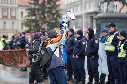 Pogledajte fotografije: Molitelji opet na trgovima diljem zemlje, u Zagrebu došlo do naguravanja