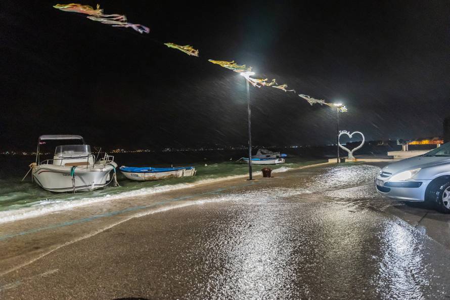 Kaštela: Ciklonalna plima poplavila rivu i okolne ulice