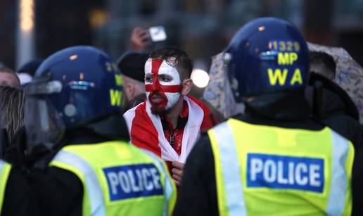 Englezi počeli s uhićenjima: Jedan od rasista trenira djecu, a tvrdi da su mu hakirali profil