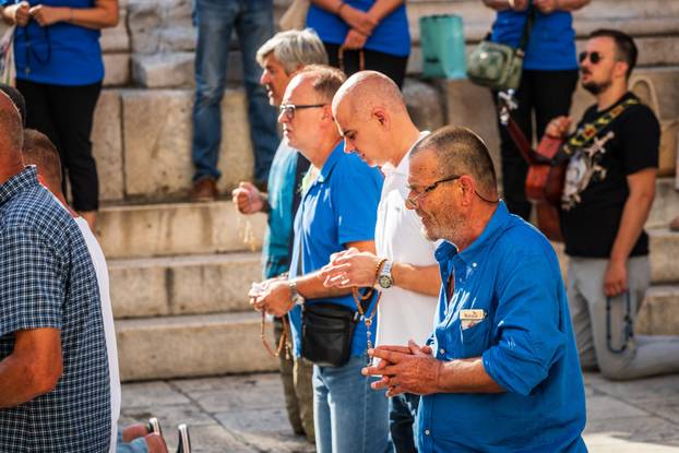 Split: Održana je molitva krunice na splitskom Peristilu