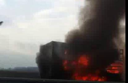 Na autocesti Bregana-Lipovac izgorjela prikolica s laminatima