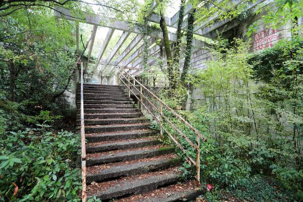 Malinska: Ruševine hotelskog naselja Haludovo