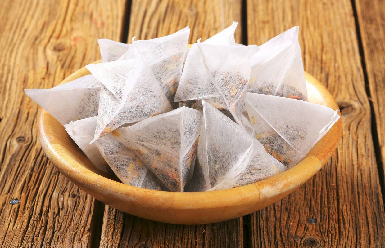 Pomažu u domu i u njezi kože: Ne bacajte iskorištene vrećice s čajem - evo kako ih iskoristiti