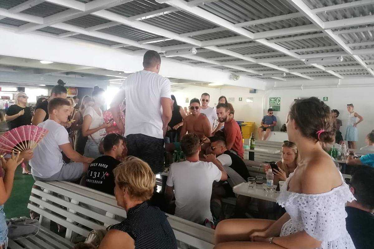 Putnici se okupili na trajektu za Velu Luku i spontano zapjevali u čast neprežaljenom Oliveru