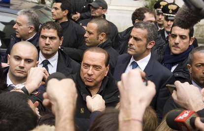 Berlusconi se vratio u Rim i 'pohvalio' se sa ožiljcima