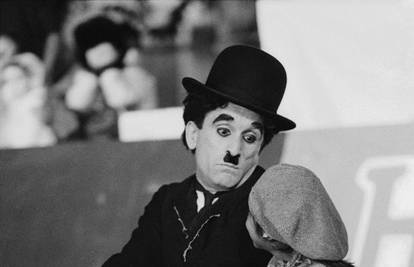 C. Chaplin je zbog liberalnih stavova bio 'otjeran' iz Amerike
