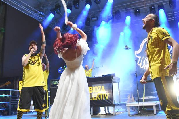 Bjelovar: Mladenci sa svadbe došli na koncert Dubioze i zaplesali s njima na pozornici