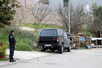 Palež na Cresu: Blokada i jak nadzor na cesti, policija provodi očevid požara na tri automobila