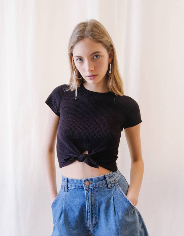 Važno ju je imati: Klasična crna majica u 10 bazičnih varijanti