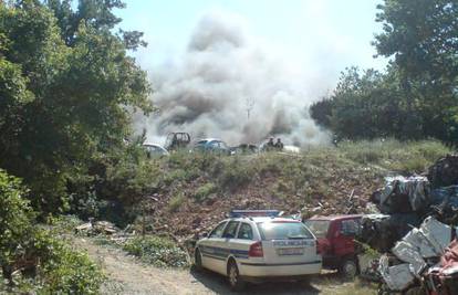 Izgorjelo je 30-ak starih olupina vozila pokraj Krka