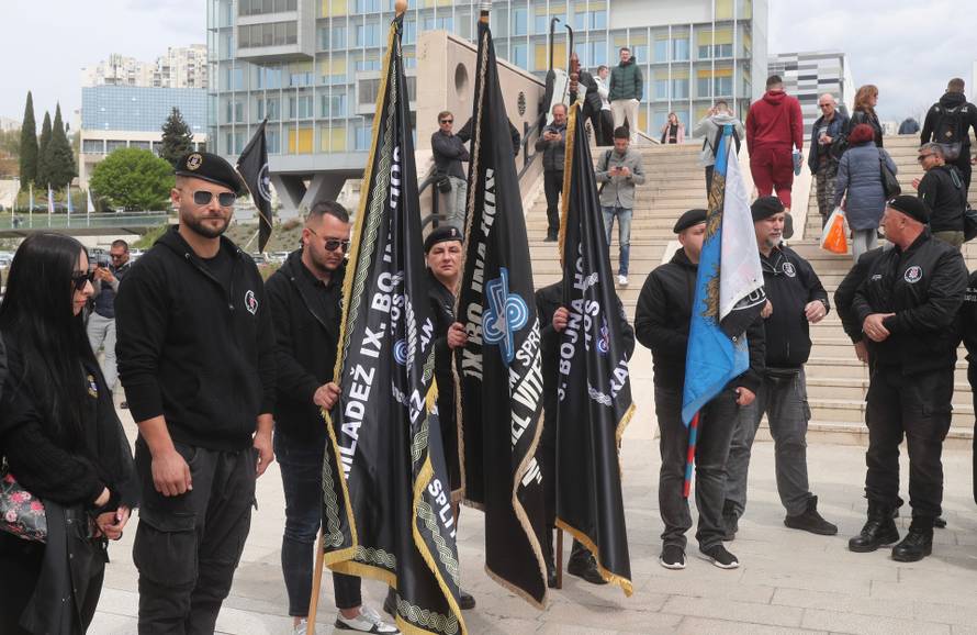 Split: Polaganjem vijenaca i paljenjem svijeća obilježena 34. godišnjica osnutka IX Bojne HOS-a