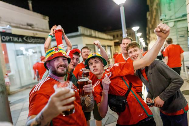 Navijači na splitskim ulicama nakon završetka utakmice između Hrvatske i Walesa