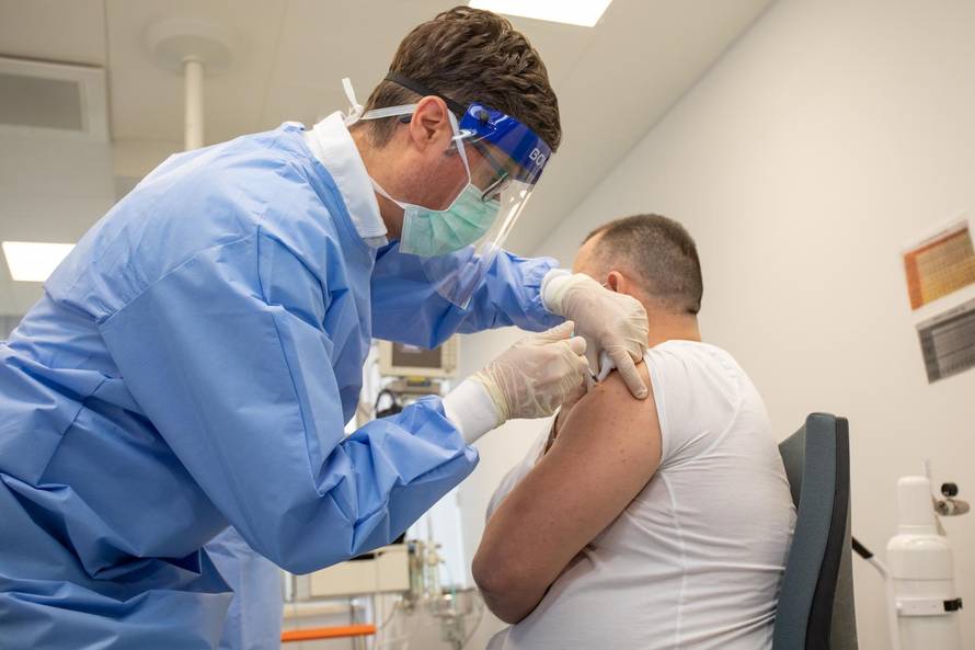 Španjolci će s AstraZenecom cijepiti samo ljude do 55 godina