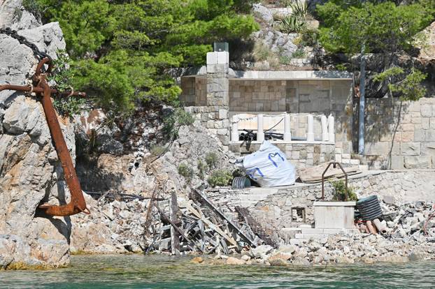 Nastavlja se rušenje bespravno izgrađenih objekata u uvali Vruja