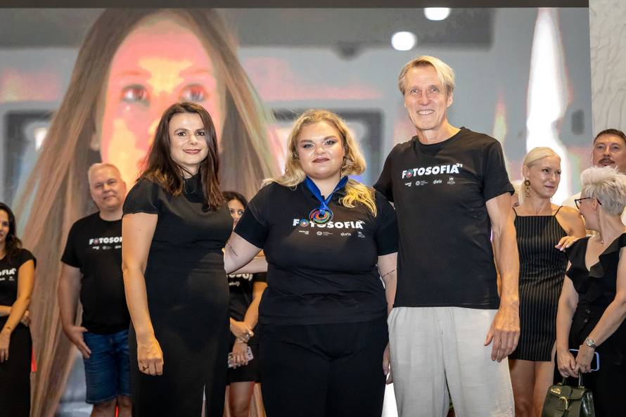 Tajna broja 21 na izložbi radova Fotosofije Damira Hoyke