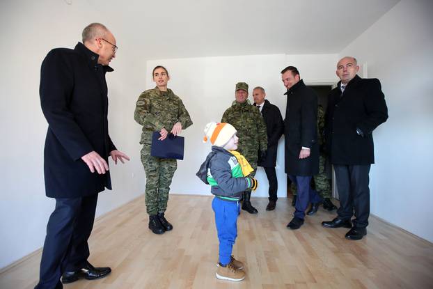 Knin: Šundov i Krstičević uručili ključeve stanova pripadnicima Gardijske mehanizirane brigade