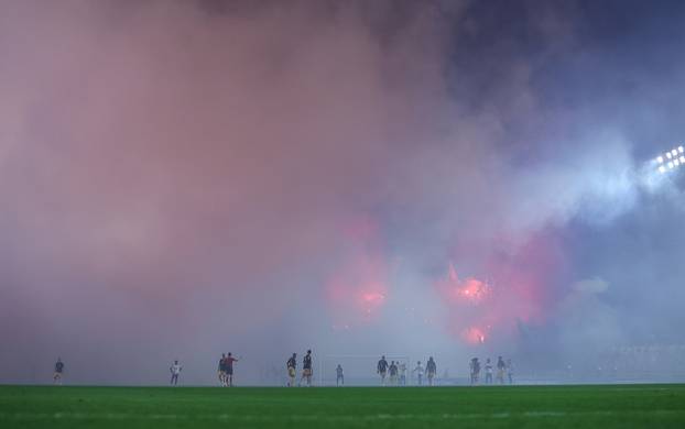 Zbog bakljade prekinuta utakmica između Hajduka i Ajaxa