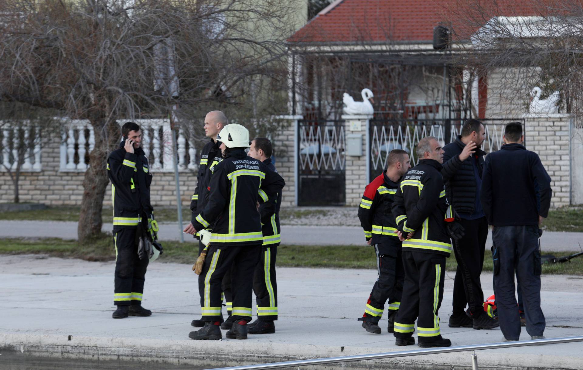 Buktinja u moru kod Šibenika: Zapalila se motorna jahta, gusti crni dim došao je do marine