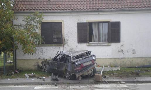 Auto im udario u kuću za vrijeme obiteljskog ručka