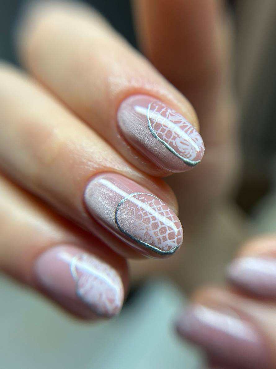 Prvakinja sam u šminkanju i mama četvero djece. U salonu radim i petkom i svetkom...