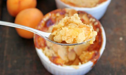 Toplo-hladni desert: Crumble od marelica ide sa sladoledom