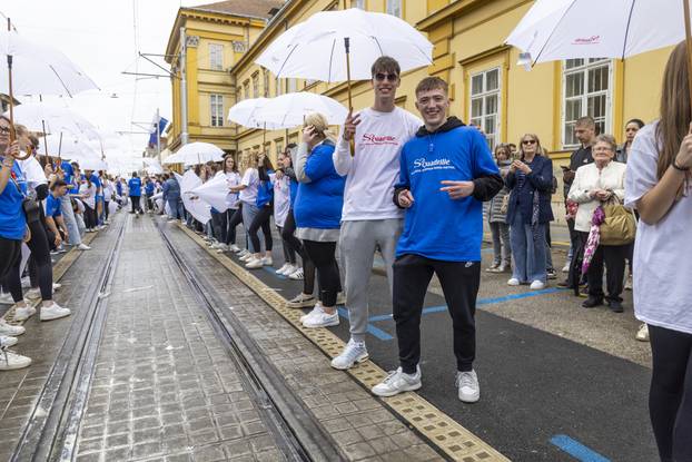 Osječki maturanti unatoč lošem vremenu plesali quadrillu u centru grada