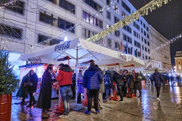 Zagreb: Čak niti kiša nije uspjela otjerati posjetitelje Adventa